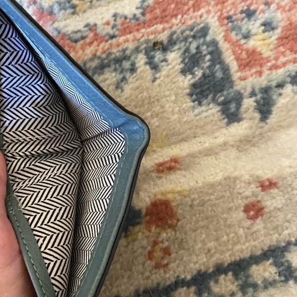 Compact Green Wallet with Textured Design - Picture 3 of 4